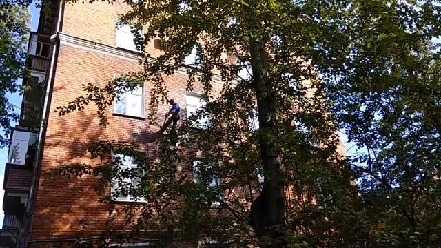 2019.07.21 Альпинист смывает очиститель фасадов со стены дома смотреть онлайн