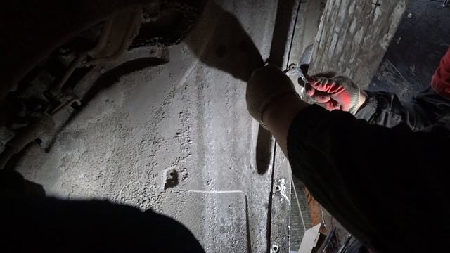 Снятие клипс. Разобрал подкрылок на БМВ Х5 для замены насоса омывателя фары. смотреть онлайн