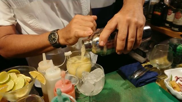 Бармен Alejandro makes a cocktail Hotel Memories Flamenco Beach Resort Cayo Coco Cuba 2023 смотреть онлайн