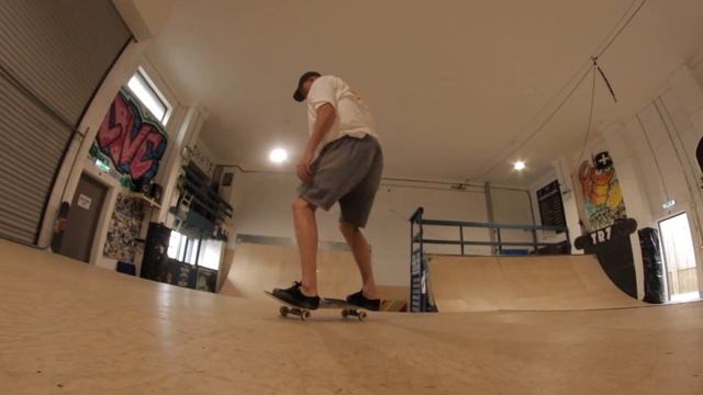 How To Bigspin Kickflip - Trick Tips - TR7 SKATE