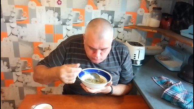 Пробую и кушаю грибной суп из сушоных белых грибов