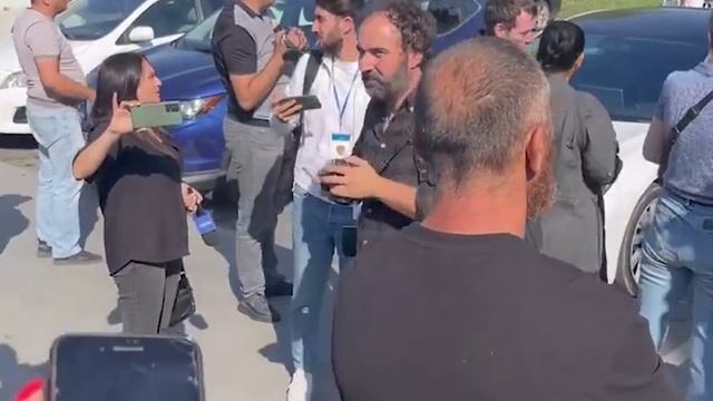 Родители погибших во время войны 2020 года солдат не пропустили в пантеон "Ераблур" смотреть онлайн