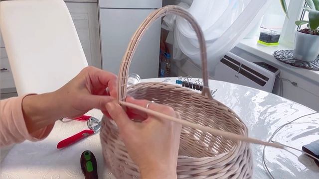 Корзина из бумажной лозы. МК Плетём ручку для корзины. смотреть онлайн