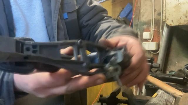 VOLVO XC90 Ремонт крепления ручки водительской двери. VOLVO XC90. смотреть онлайн