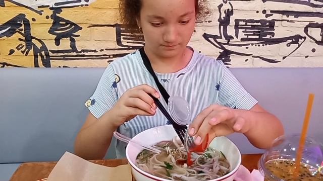 Ой,какой суп вкусный!Вьетнамский суп.Пробуем!!!