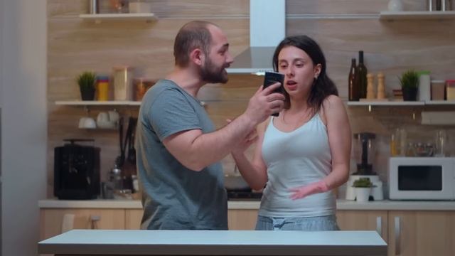 Пьяный отчим начал приставать к дочке. Но посмотрите, что сделал кот! смотреть онлайн