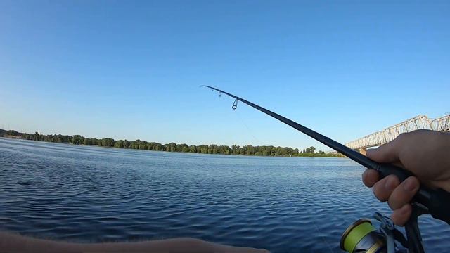 Набережна РОЗДАЄ судаків. Вечірня ловля судака в центрі Києва смотреть онлайн