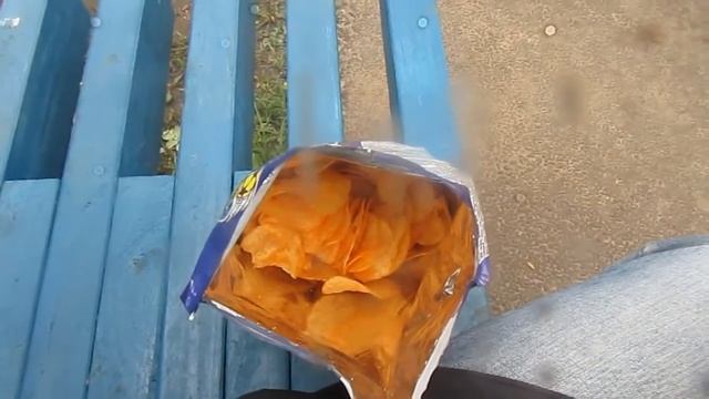 Обзор и дегустация чипсов Lays со вкусом футбольного бургера (04.05.2021) смотреть онлайн