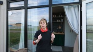 Маленький каркасный домик. Чем отличается от бытовки? Тур по дачному домику 12 метров.