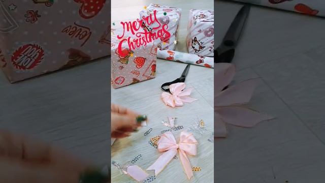 Завязываем бант из лент на елку своими руками. Новогодний декор. Как необычно украсить елку. смотреть онлайн