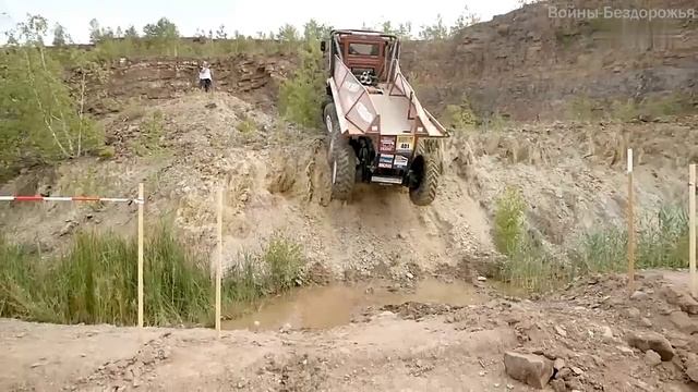 Массивный грузовик 8х8 сгибается, чтобы взобраться на гигантский холм. смотреть онлайн