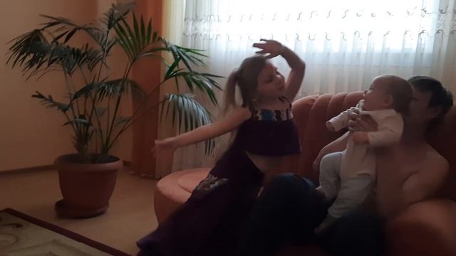 индийские танцы с маленькой сестренкой смотреть онлайн