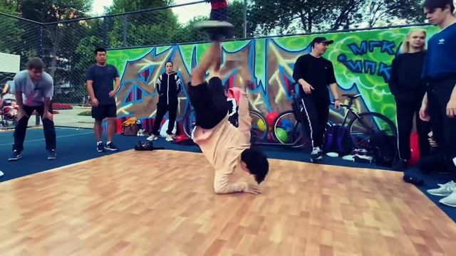 Тренировка Break dance. Обмен опытом разных поколений танцоров на свежем воздухе смотреть онлайн