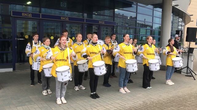 Сводный ансамбль барабанщиков Училища Искусств играет перед матчем Северсталь- Сочи . Ледовый дворец смотреть онлайн