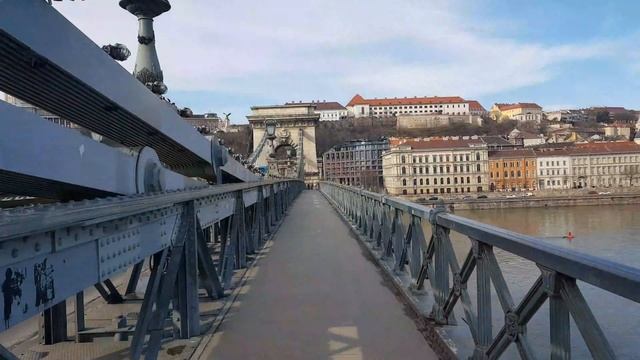 Walking on Chain Bridge in Budapest смотреть онлайн