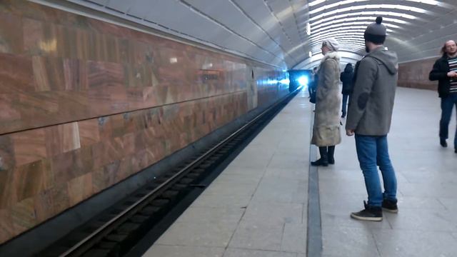 Станция метро Сходненская, Электропоезд 81-760А "Баклажан, 80 Лет в ритме столицы" (Ролик 2) смотреть онлайн