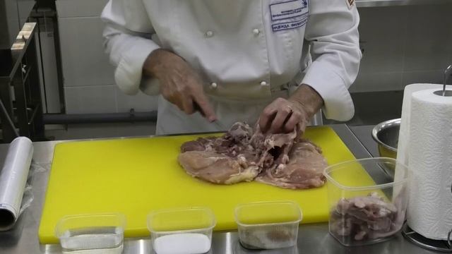Мастер класс "Рулет из целой курицы с кожей и фаршем: грибами , луком пассерованными и зеленью" смотреть онлайн