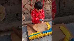 китайский мальчик готовит еду