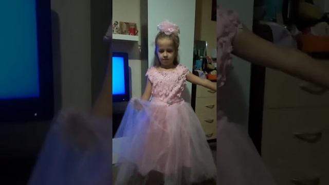 Я в красивом розовом платье Принцессы! Я самая красивая! смотреть онлайн