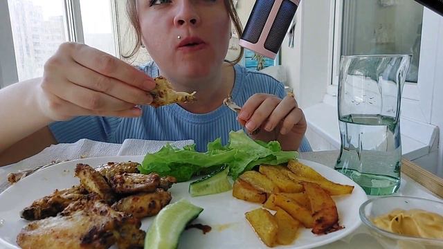 Мукбанг куриные крылышки, картошка из духовки, хрустящие огурцы |История зрительницы🥰 #мукбанг смотреть онлайн