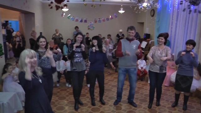 Танцевальная игра с родителями. Новогодний утренник в детском саду. смотреть онлайн