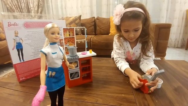БАРБИ ШЕФ ПОВАР ГОТОВИТ СПАГЕТТИ.Видео для детей.Игра для детей. смотреть онлайн
