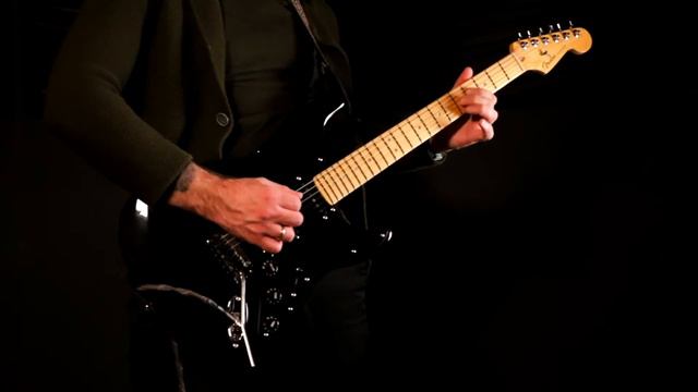 Fender American Deluxe Stratocaster Montego Black 2005 USA смотреть онлайн