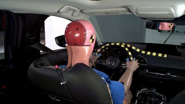 2020 Mazda CX-30 driver-side small overlap IIHS crash test смотреть онлайн