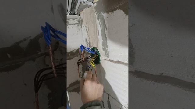 Пайка проводов в распред коробке. смотреть онлайн