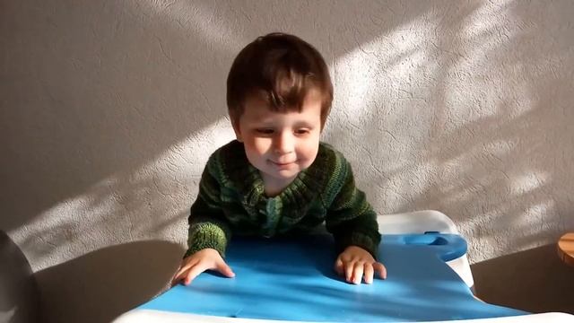 Поцелуй друга. Приколы с детьми 2018. смотреть онлайн