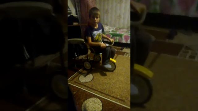 Взрослый мальчик на детской лисапете смотреть онлайн