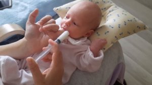 Докорм из шприца и пальца.