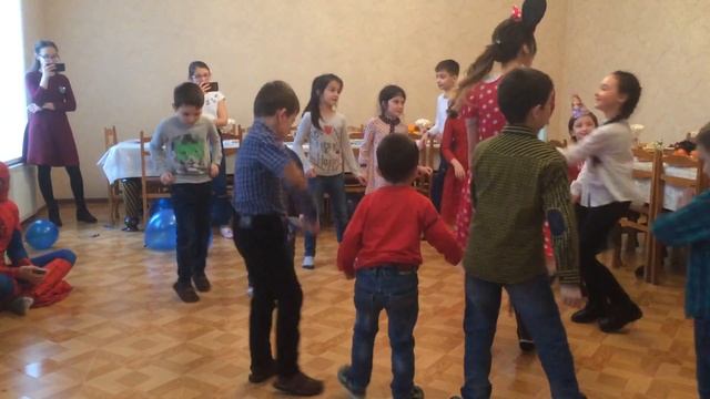 Зажигательные танцы наших детей..))) смотреть онлайн