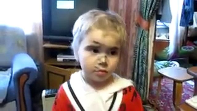 маленькая девочка сама себя подстригла Нас с тобой мама убьет, тебя не убьет, ме смотреть онлайн