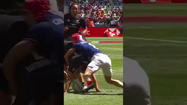 Это Новозеландская регбистка Портия Вудман, которую боятся все на поле смотреть онлайн