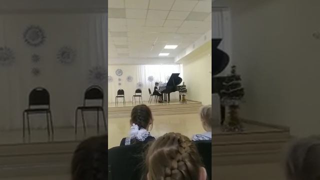Она прикольно играет на пианино. Прекрасно.❤ смотреть онлайн