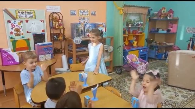 Песня "Веснушки для мамы" Слова и музыка Е. Обуховой. Исполняют дети группы "Ежики" смотреть онлайн
