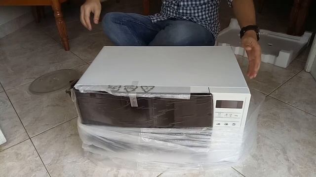 Unboxing / Mengeluarkan dari Kardus Samsung Microwave Oven ME731K Oven Masa Kini! смотреть онлайн