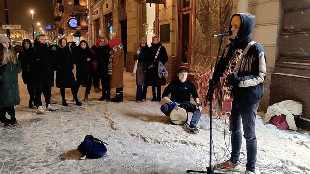 BOOKER - "Некуда бежать", в исполнении уличных музыкантов на Невском проспекте в Санкт-Петербурге.. смотреть онлайн