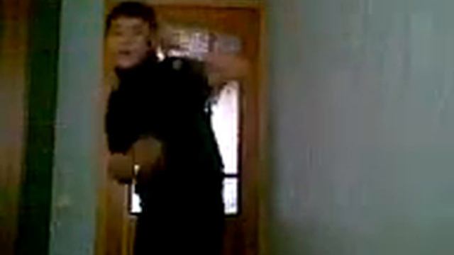 Justin Bieber (BABY) исполняет Аханов Жанболат смотреть онлайн