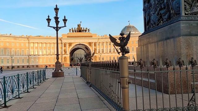 Дворцовая площадь в Санкт-Петербурге, Александровская колонна... смотреть онлайн