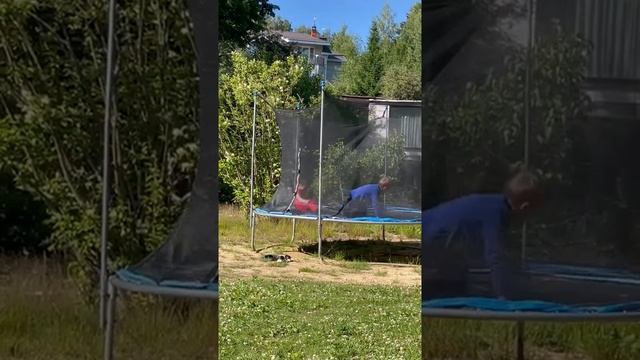 ПРЫГАЕМ НА БАТУТЕ ИГРЫ НА ДАЧЕ смотреть онлайн