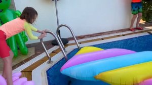Макс и Катя играют в пол это лава с бассейном