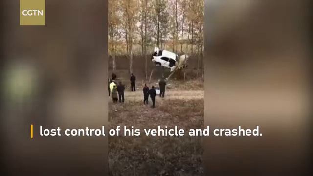 Разбитый автомобиль, оказавшийся в деревьях в Китае смотреть онлайн