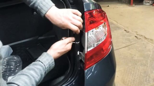 Как снять-поставить задний фонарь Шкода Рапид, Skoda Rapid и поменять лампы смотреть онлайн