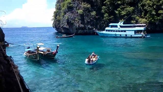 Бухта Майя Бэй (Maya Bay) о-ва Пхи-Пхи Провинция Краби Таиланд... смотреть онлайн