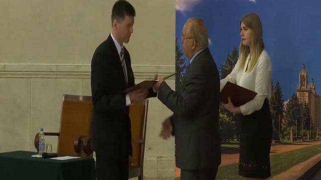 Вручение красных дипломов выпускникам филологического факультета МГУ имени М.В.Ломоносова смотреть онлайн
