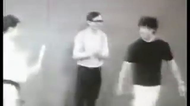 Брюс Ли ломает доски смотреть онлайн