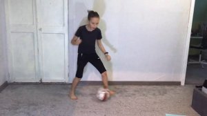 Упражнения с мячом  для футболистов. [Дома].