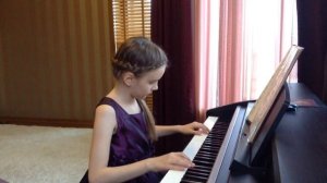 Ребенок играет на пианино. Первые шаги в игре на фортепиано.Занятие музыкой..Дети играют